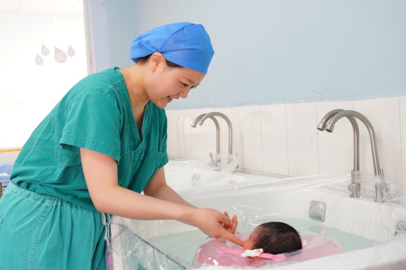新生婴儿洗澡.jpg
